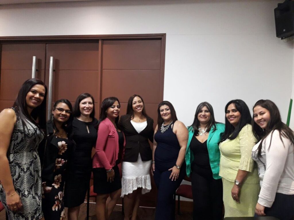 Imagen que contiene persona, pose, de pie, grupo Descripción generada con confianza muy alta